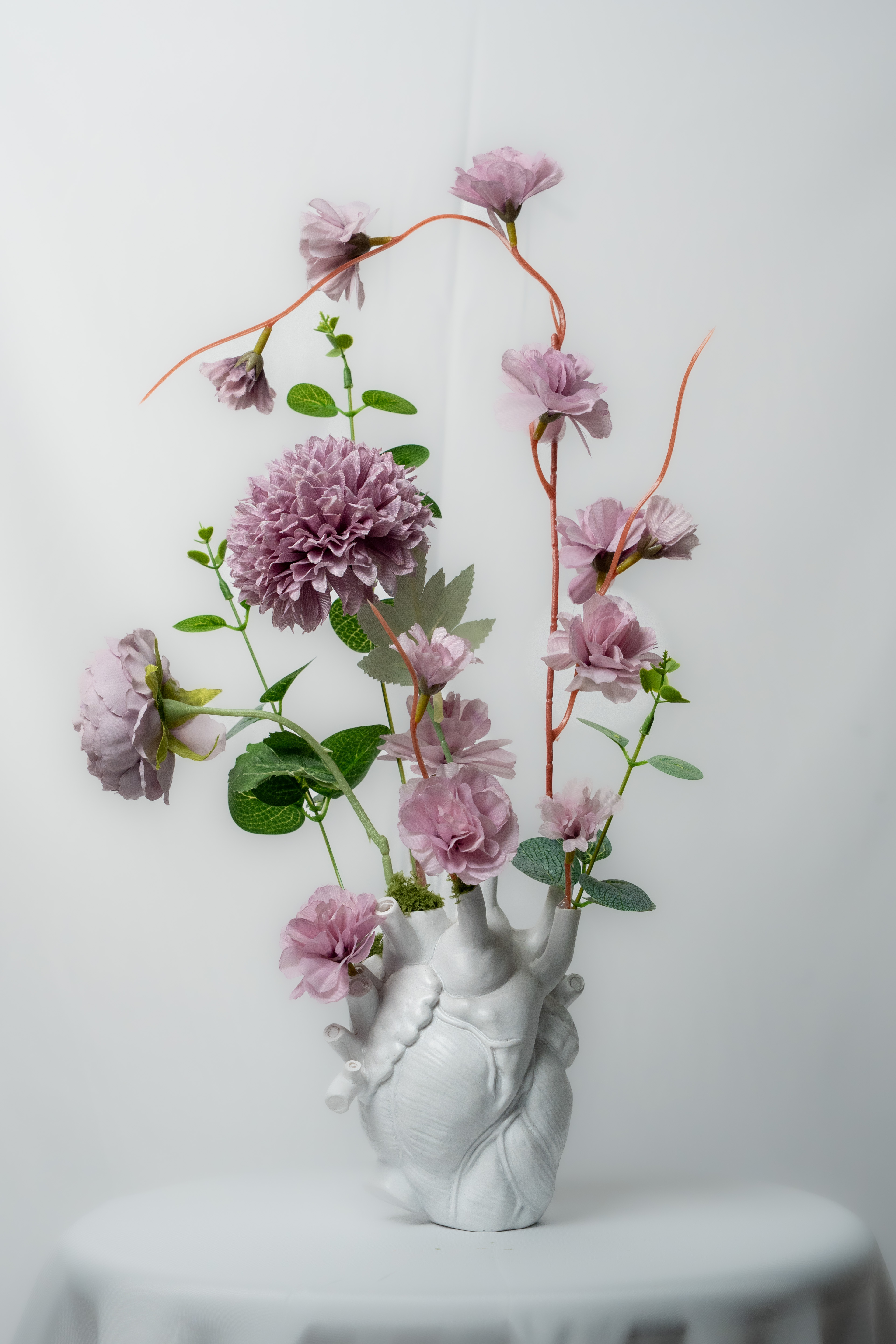 فازة القلب مع ورد بنفسجي